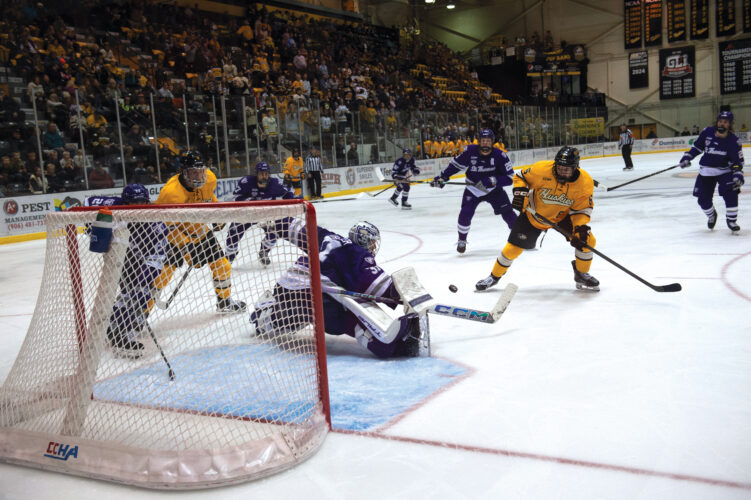 Huskies hockey comes up short against Tommies
